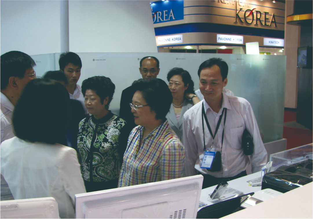 公司领导随从原全国政协副主席林文漪参观第十二届北京国际科技博交通博览会